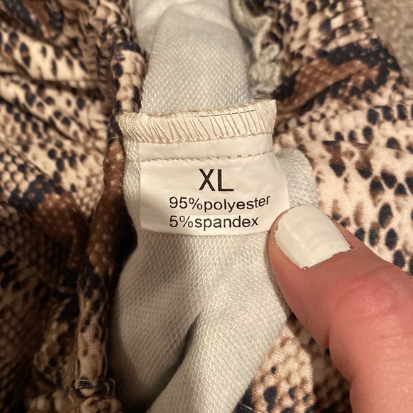 Snakeskin shorts, size XL - Picture 4 of 6